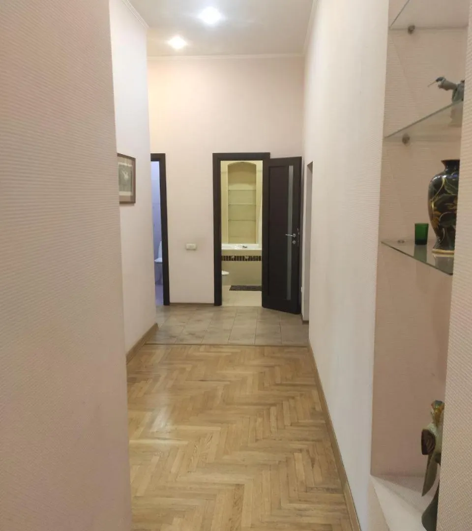 Апартаменти 3-Кімнатні В Центрі, Метро Театральна Kiev